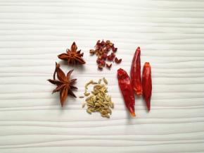 准备好干红辣椒、花椒、八角和小茴香。