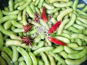 将洗好的毛豆放入锅里，加入没过毛豆的水，放入准备好的大料。