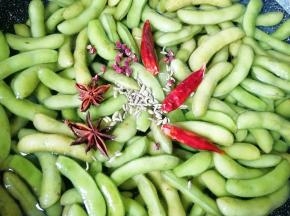 将洗好的毛豆放入锅里，加入没过毛豆的水，放入准备好的大料。