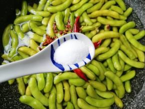 放盐调味，大火烧开以后转中小火煮15分钟关火，不要着急捞出毛豆，泡时间长一些更入味。