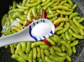 放盐调味，大火烧开以后转中小火煮15分钟关火，不要着急捞出毛豆，泡时间长一些更入味。