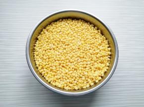 脱皮绿豆前一天晚上用水泡上.