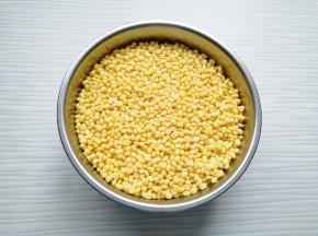 脱皮绿豆前一天晚上用水泡上.