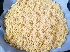 蒸锅内放水，篦子上铺上一层油纸，将泡好的绿豆平铺在油纸上，凉水上锅，上汽后蒸半个小时。