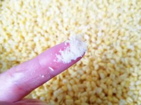 用手指捻一下，很容易就成粉状了，这种状态就可以了。