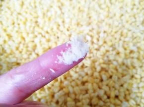 用手指捻一下，很容易就成粉状了，这种状态就可以了。
