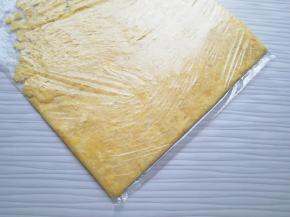 将蒸好的绿豆装进保鲜袋，用擀面杖压成碎末。