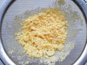 如果想要做出来的绿豆馅更细腻，可以把压好的绿豆蓉再过一遍筛(纯手工制作，需要足够的耐心)。