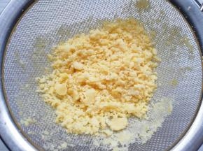 如果想要做出来的绿豆馅更细腻，可以把压好的绿豆蓉再过一遍筛(纯手工制作，需要足够的耐心)。