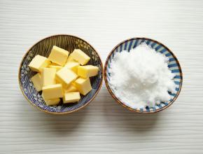 准备好黄油和绵白糖。