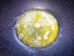 不粘锅小火烧热，下入黄油融化。