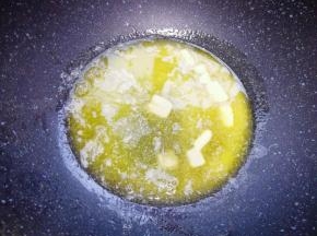 不粘锅小火烧热，下入黄油融化。