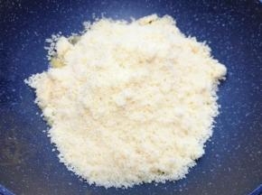 倒入绿豆蓉。