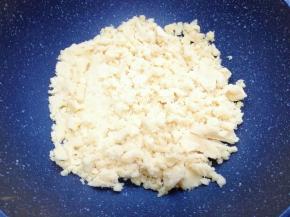 翻炒至绿豆蓉和黄油完全融合在一起。