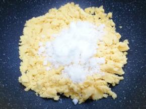 加入绵白糖继续翻炒。