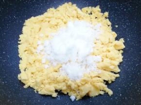 加入绵白糖继续翻炒。