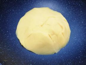 直至绵白糖完全融化，绿豆泥能抱成团的时候关火。