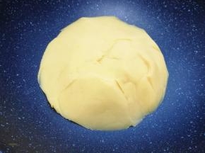 直至绵白糖完全融化，绿豆泥能抱成团的时候关火。