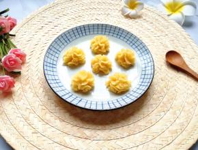 用裱花袋挤了几个绿豆花。