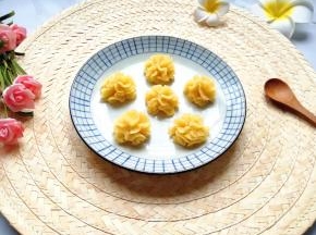 用裱花袋挤了几个绿豆花。