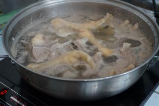猪骨和鸡脚先焯水，去掉浮沫和血水