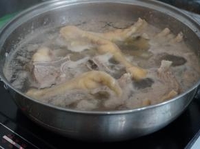 猪骨和鸡脚先焯水，去掉浮沫和血水