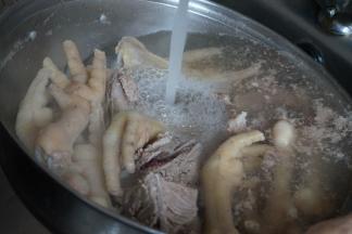 再用流动的清水冲洗一下