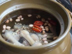 再将其他食材放入，不要一开始就放豆类，这样可以防止粘锅