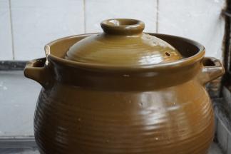 盖上锅盖，大火烧开后转中小火煲1个半小时。最后加盐调味，记得盐一定要最后放哟。因为过早放盐，会加快肉类蛋白质的凝固，影响汤的鲜味