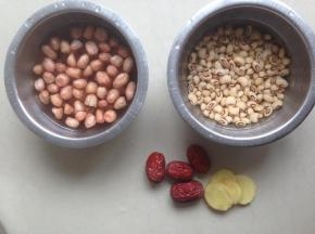 花生和眉豆清洗干净，红枣去核
