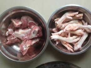鸡脚洗干净，将鸡脚的指甲切去