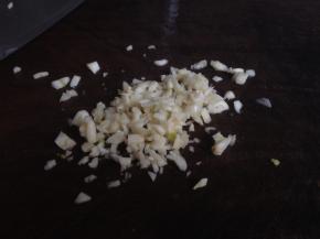 蒜去外衣，拍扁剁成蓉