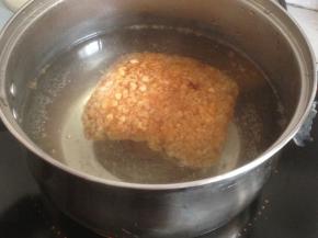 先将炸好的五花肉用水焯煮3分钟，主要目的是为了去一下油腻，毕竟现在人们讲究养生