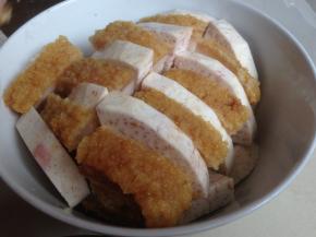 一块五花肉一块香芋相间摆放在大碗中（多余的香芋可放在碗底）