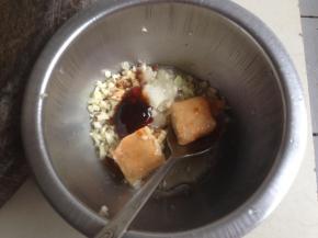 碗里装入油、盐、蚝油、生抽、料酒和腐乳