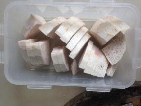 香芋去皮，切成0.5CM厚的片，真正的做法是将芋头炸至微黄，不过这一步我们就省略了，这样没炸过直接蒸出来口感粉糯，很香