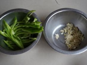 青椒去瓤切成丝，蒜剁碎