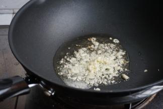 锅里加油烧热，爆香蒜蓉（油要够，而且一定要烧热）