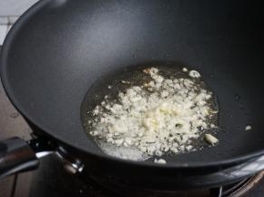 锅里加油烧热，爆香蒜蓉（油要够，而且一定要烧热）