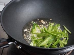 放入青椒丝