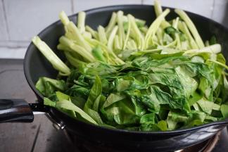 放入通心菜，迅速翻面，一定要全程大火