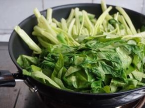 放入通心菜，迅速翻面，一定要全程大火