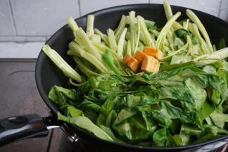 加入盐、腐乳，沿着锅边撒一点点水，盖上锅盖半分钟