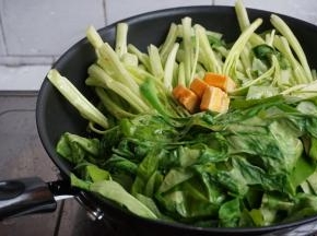 加入盐、腐乳，沿着锅边撒一点点水，盖上锅盖半分钟
