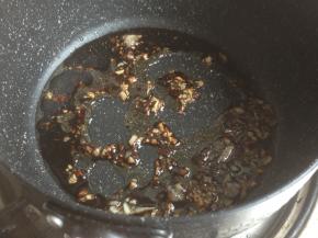 锅里加油，烧热后，将蒜蓉放入，煸香，再倒入生抽、盐、糖和芝麻油