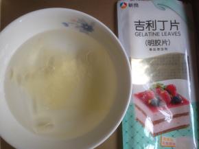 先取5克的吉利丁片，泡在干净的冰水中5-10分钟，让其吸足水分，一定要用冰水