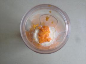 芒果肉切小块，和100克牛奶倒入料理杯中