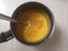 隔热水加热芒果汁，加入挤掉水分的吉利丁片，搅拌其融化