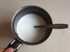 250克牛奶加入糖，隔热水搅拌至糖融化