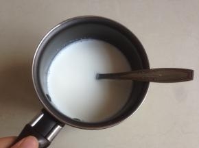 250克牛奶加入糖，隔热水搅拌至糖融化